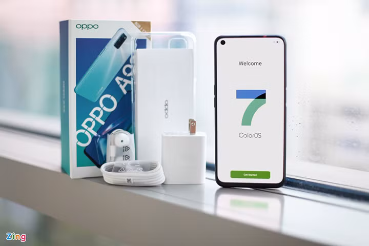 Phụ kiện đi kèm máy bao gồm sách hướng dẫn sử dụng, que chọc SIM, tai nghe, cáp USB C và củ sạc nhanh công suất 18 W.