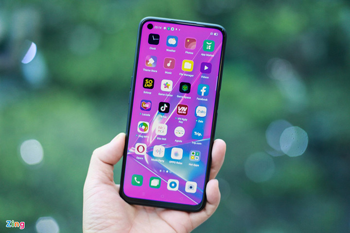 Oppo A92 chạy hệ điều hành Color OS 7.1 được tuỳ biến từ Android 10 mới nhất. Giao diện máy được làm phẳng, hệ điều hành nhẹ và dễ dùng. Máy trang bị RAM 8 GB, bộ nhớ trong 128 GB, pin 5.000 mAh và hỗ trợ sạc nhanh 18 W.