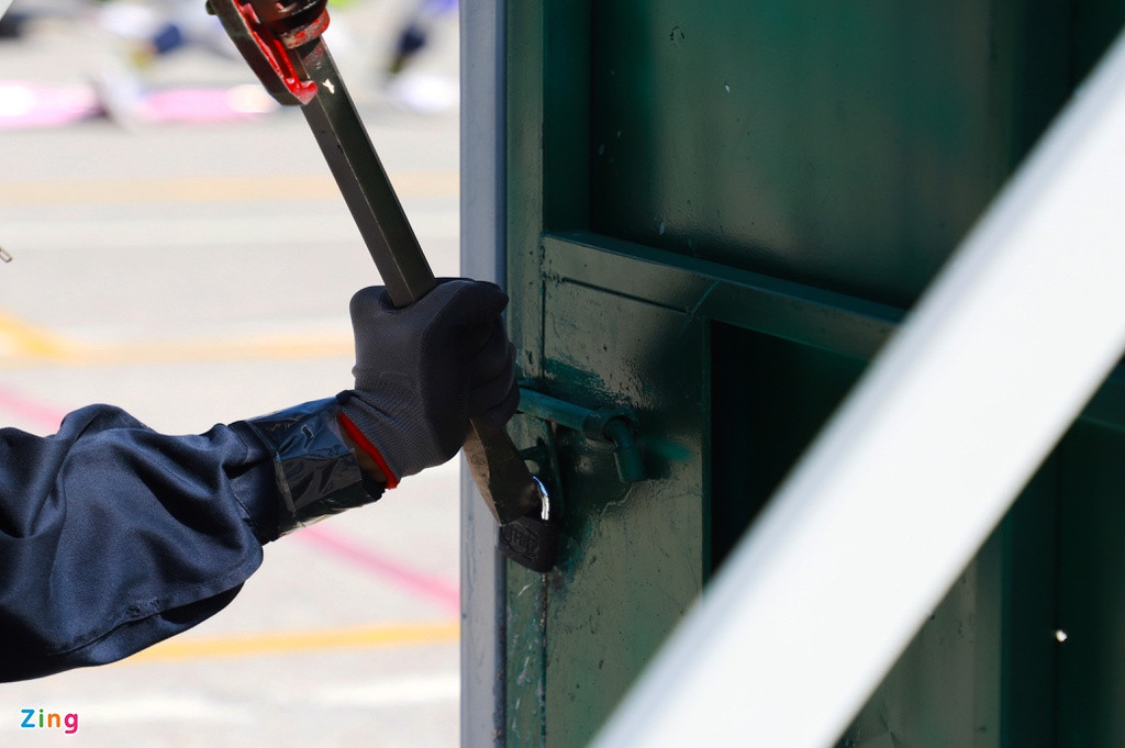 "Thời tiết nắng nóng, điều kiện sân bãi hạn chế đồng thời phải duy trì lực lượng vừa tập luyện vừa sẵn sàng trực chiến đấu là những khó khăn chúng tôi gặp phải. Tuy nhiên, mỗi chiến sĩ đều ý thức được sự cố gắng ảnh hưởng tới tính mạng và tài sản của nhân dân nên đều hết mình tập luyện", thiếu tá Nguyễn Ngọc Thuyết, Phó đội trưởng đội Cảnh sát PCCC&amp;CNCH huyện Phú Xuyên nói.