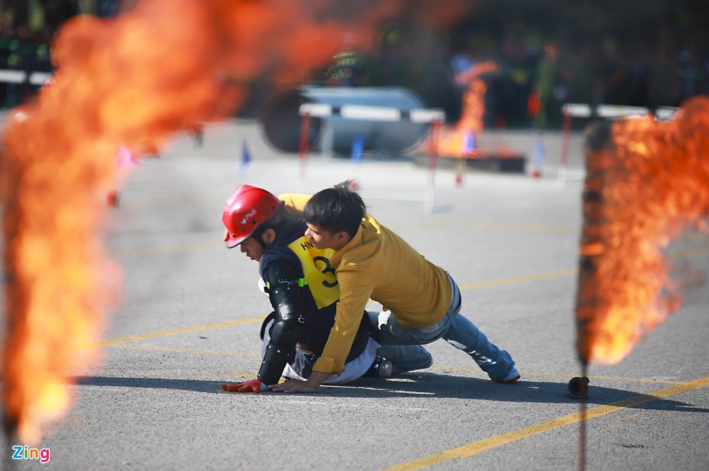 Tiếp đó là nội dung chạy tiếp sức 4x100 m cứu người, chữa cháy và đội hình máy bơm chữa chát phun nước tiêu điểm.