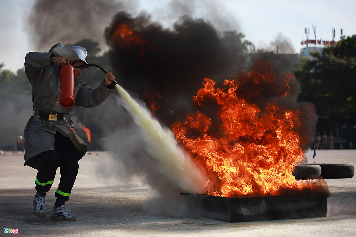 Chiến sĩ thuộc đội Cảnh sát PCCC&amp;CNCH quận Nam Từ Liêm thực hiện thao tác dập lửa. Ở phần thi này, ban giám khảo yêu cầu tốc độ nhanh đồng thời lửa phải được dập hoàn toàn.