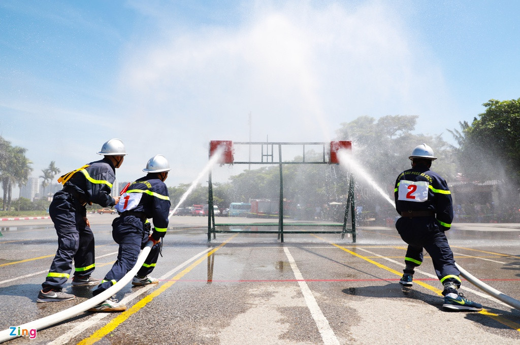 "Để thực hiện được các động tác trong thời gian nhanh đòi hỏi mỗi chiến sĩ phải nắm vững kiến thức, kỹ năng đồng thời phải có sự phối hợp nhịp nhàng, ăn ý giữa các thành viên trong đội để triển khai đội hình một cách nhanh và hiệu quả nhất", chỉ huy Đội cảnh sát PCCC&amp;CNCH quận Hoàn Kiếm nói với Zing.