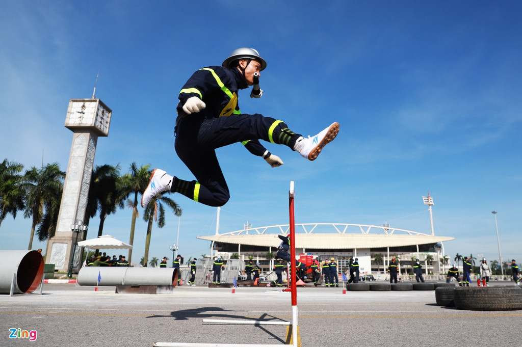 Ở phần thi đầu tiên, các chiến sĩ phải vượt qua các chướng ngại vật ở cự ly 100 m.