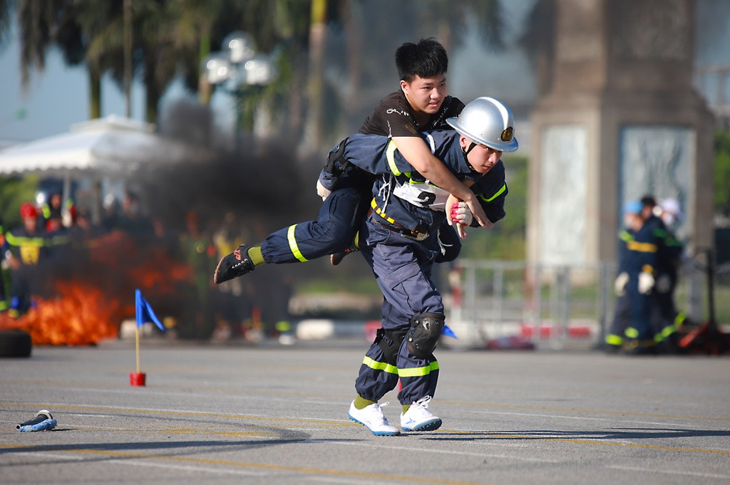 Chiến sĩ thuộc đội Cảnh sát PCCC&amp;CNCH Phú Xuyên thực hiện thao tác cứu người, sau khi hoàn thành phần thi, anh cho biết rất hài lòng với kết quả đạt được. "Mặc dù thời tiết nắng nóng nhưng tôi vẫn có thể hoàn thành nhiều lần thi nữa nếu được phép, tất cả vì nhân dân phục vụ", anh nói.
