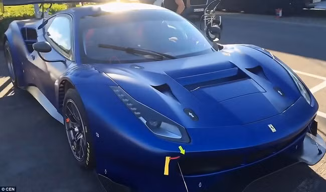 Cái tên "đình đám" tiếp theo chính của tỷ phú này chính là siêu ngựa Ferrari 488 GTB sở hữu tông màu ngoại thất xanh đậm nổi bật.