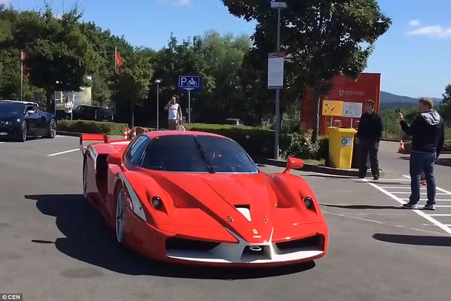 Chiếc siêu xe cực hiếm Ferrari FXX, có giá không dưới 1,5 triệu euro. Được biết, vận tốc của nó được đánh giá là thuộc dạng "khủng khiếp" nhất trong các loại siêu xe thể thao hiện nay.