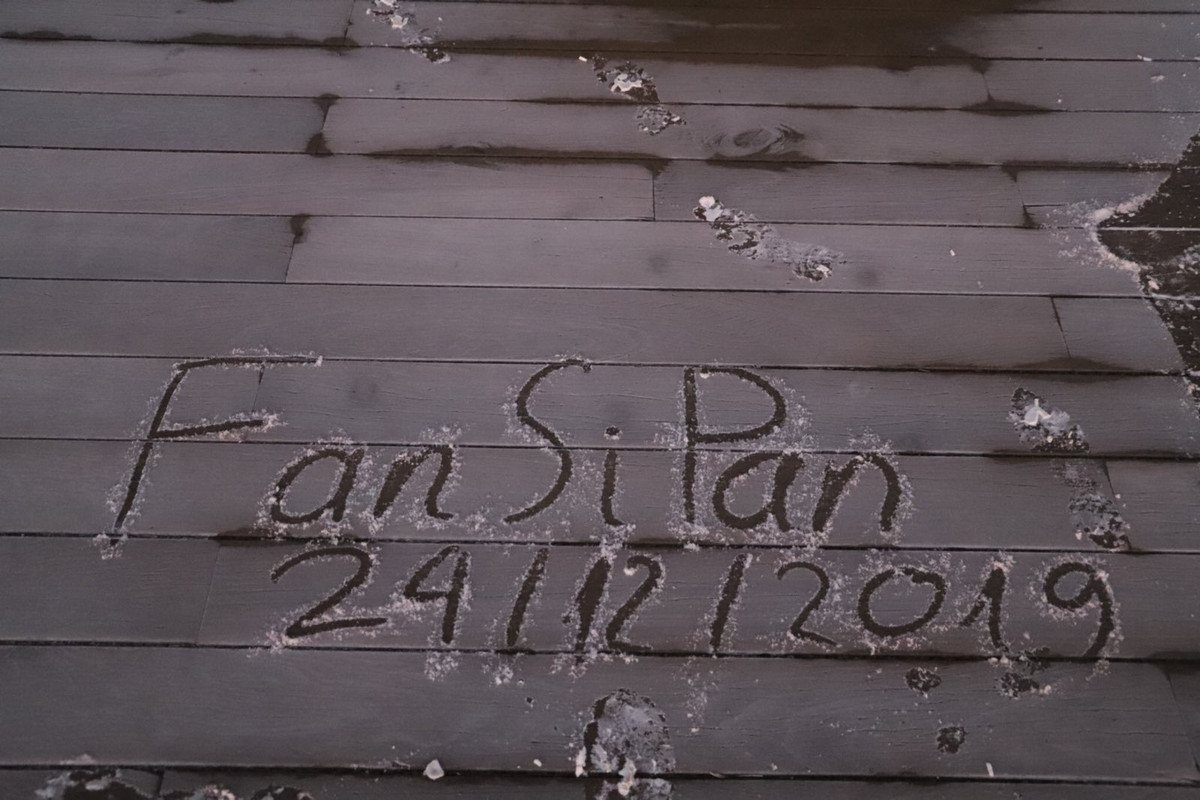 Cá biệt trong các ngày 5, 6/12, đã có những thời điểm đỉnh Fansipan xuất hiện những hạt mưa tuyết nhẹ.