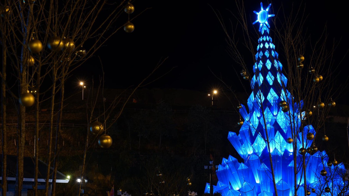 Dù không còn thấy hiện tượng băng giá nhưng với du khách lên Fansipan lúc này thì đây là thời điểm tuyệt vời để chứng kiên khung cảnh mây bồng lãng mạn trên dãy Hoàng Liên kỳ vĩ.
