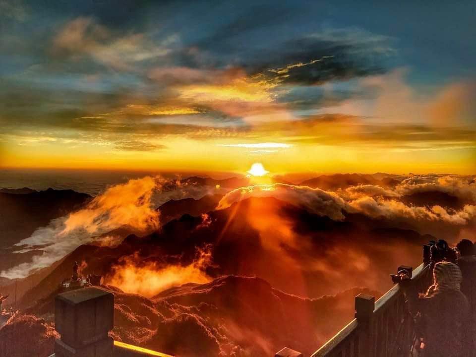 Nắng lên, băng tan, nhiệt độ tại đỉnh Fansipan tầm 9-10h sáng vẫn ở ngưỡng 3-5 độ.