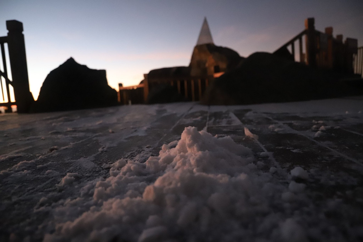 Kể từ đầu tháng 12, nhiệt độ trên khu vực đỉnh cao 3.143 m đã thường xuyên xuống thấp dưới 0 độ C.