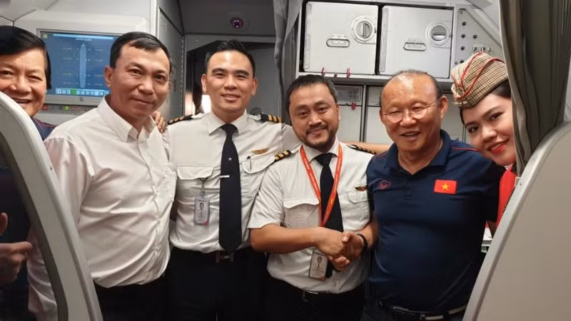 Vietjet tai tro bay cho cau thu, BHL va ca nguoi than cua 2 doi bong vo dich SEA Games