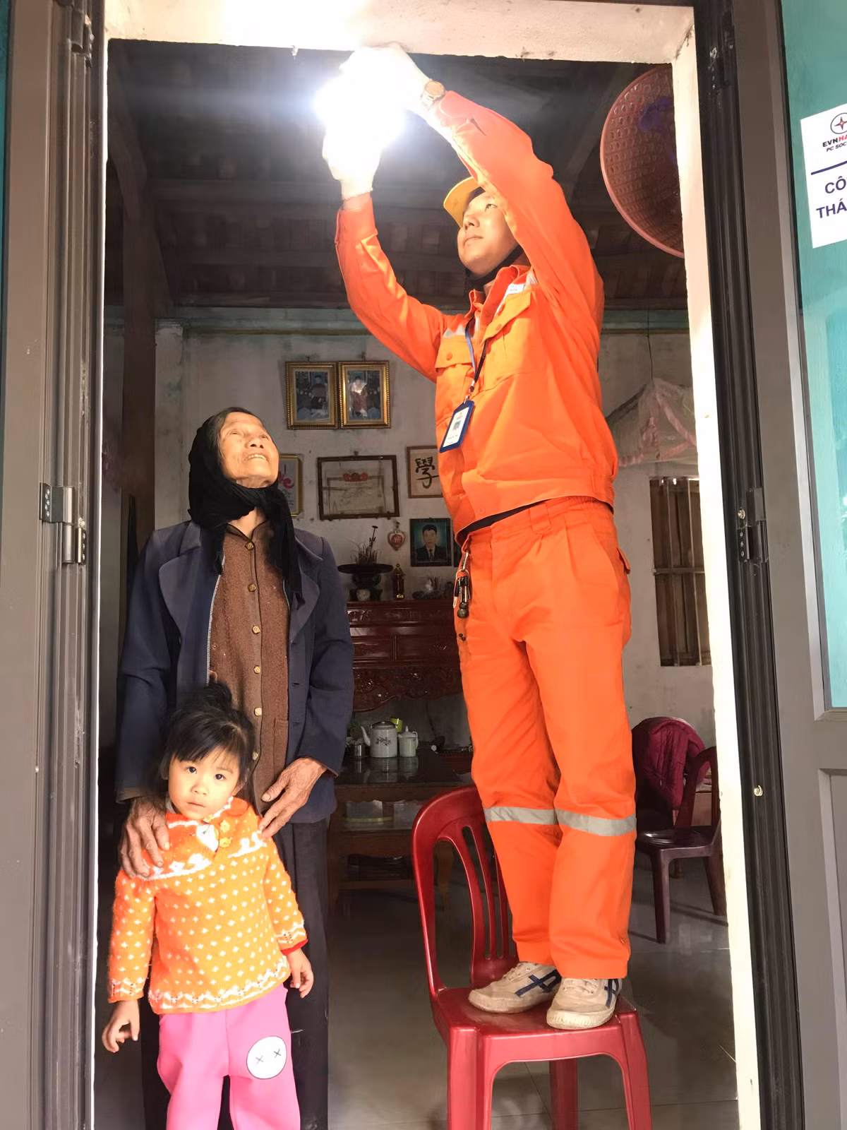 EVNHANOI: Phat trien ben vung luon gan voi trach nhiem truoc cong dong xa hoi-Hinh-2