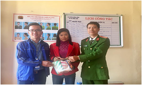 Nhan vien kinh doanh VinaPhone Thanh Hoa tra lai tien cho nguoi danh mat