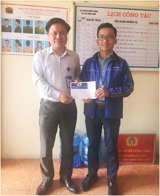 Nhan vien kinh doanh VinaPhone Thanh Hoa tra lai tien cho nguoi danh mat-Hinh-2