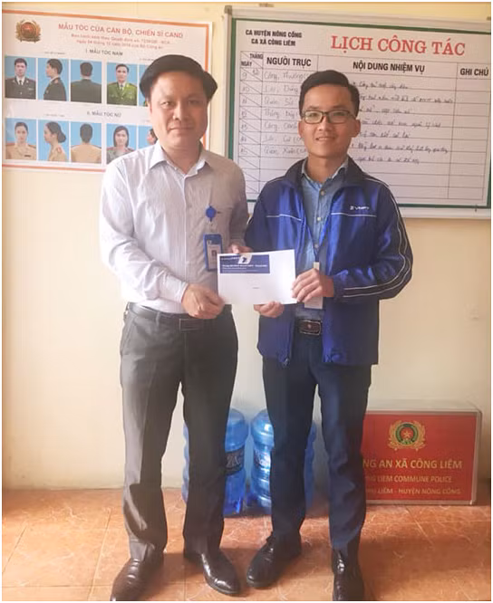 Nhan vien kinh doanh VinaPhone Thanh Hoa tra lai tien cho nguoi danh mat-Hinh-2