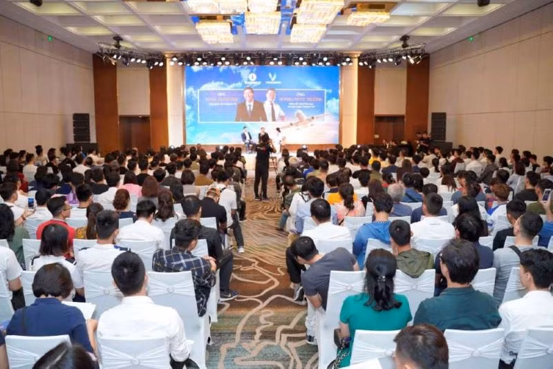 Gioi tre Viet khap the gioi do ve Viet Nam hoc phi cong