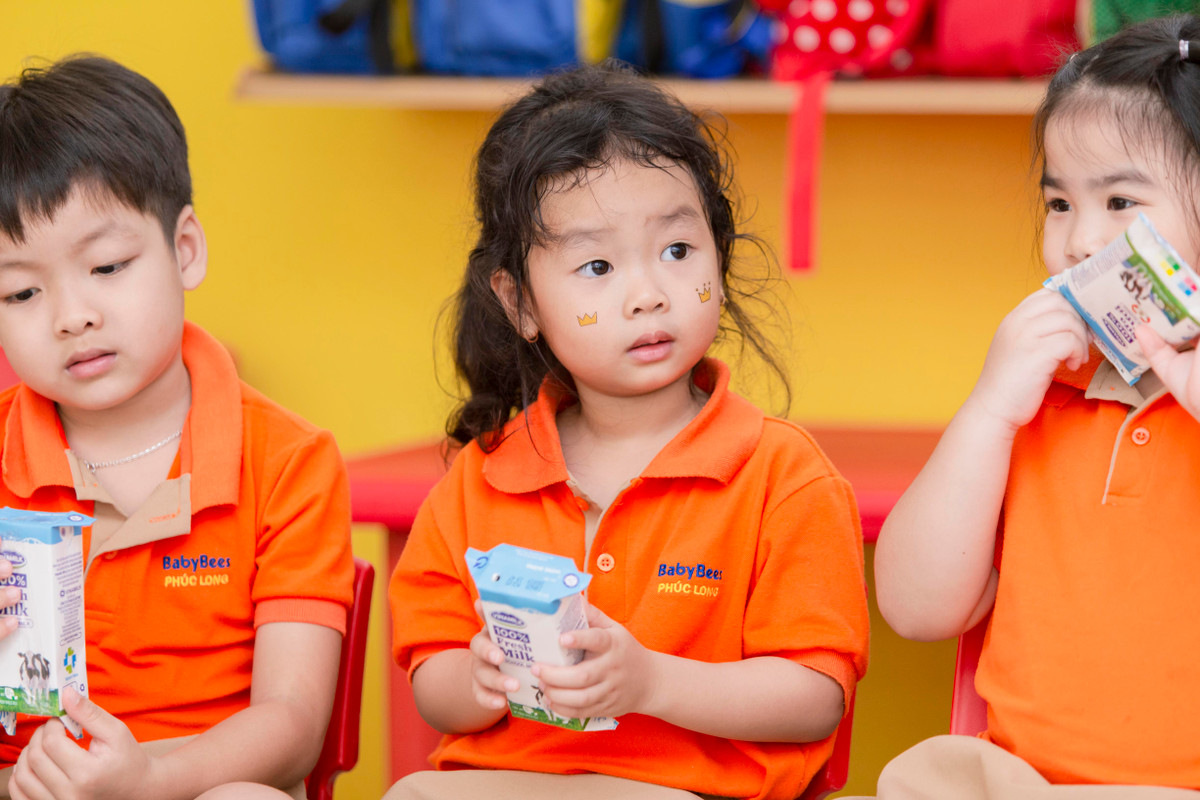 No luc tham lang cua thay co vi niem vui uong sua cua hoc sinh-Hinh-6