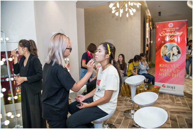 Không chỉ vậy, đúng tinh thần lễ hội, khách tham quan, check-in tại Tuần lễ Trang sức còn tham gia trải nghiệm làm nails, trang điểm và nhận bộ quà tặng miễn phí, cũng như tận hưởng hoạt động đường phố sôi động và trải nghiệm những màn trình diễn trang sức mãn nhãn. Tận hưởng Ưu đãi khủng tới 35% Trang sức, tới 65% Công chế tác Trang sức Vàng 24K, cơ hội bốc thăm trúng Xe Mercedes C250 trị giá tới 2 tỷ đồng. Đặc biệt chỉ cần tới DOJI Tower và check –in, nhận ngay cơ hội trúng hàng chục chỉ Vàng 999,9 mỗi ngày. Xem thêm tại http://bit.ly/2MzvN9p Liên hệ: 18001168. Facebook: Trang sức DOJI.