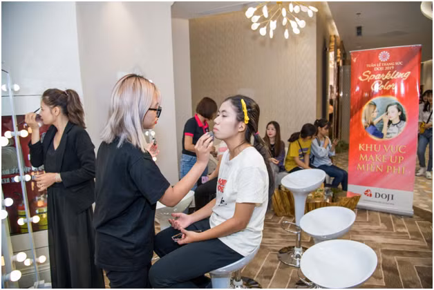 Không chỉ vậy, đúng tinh thần lễ hội, khách tham quan, check-in tại Tuần lễ Trang sức còn tham gia trải nghiệm làm nails, trang điểm và nhận bộ quà tặng miễn phí, cũng như tận hưởng hoạt động đường phố sôi động và trải nghiệm những màn trình diễn trang sức mãn nhãn. Tận hưởng Ưu đãi khủng tới 35% Trang sức, tới 65% Công chế tác Trang sức Vàng 24K, cơ hội bốc thăm trúng Xe Mercedes C250 trị giá tới 2 tỷ đồng. Đặc biệt chỉ cần tới DOJI Tower và check –in, nhận ngay cơ hội trúng hàng chục chỉ Vàng 999,9 mỗi ngày. Xem thêm tại http://bit.ly/2MzvN9p Liên hệ: 18001168. Facebook: Trang sức DOJI.