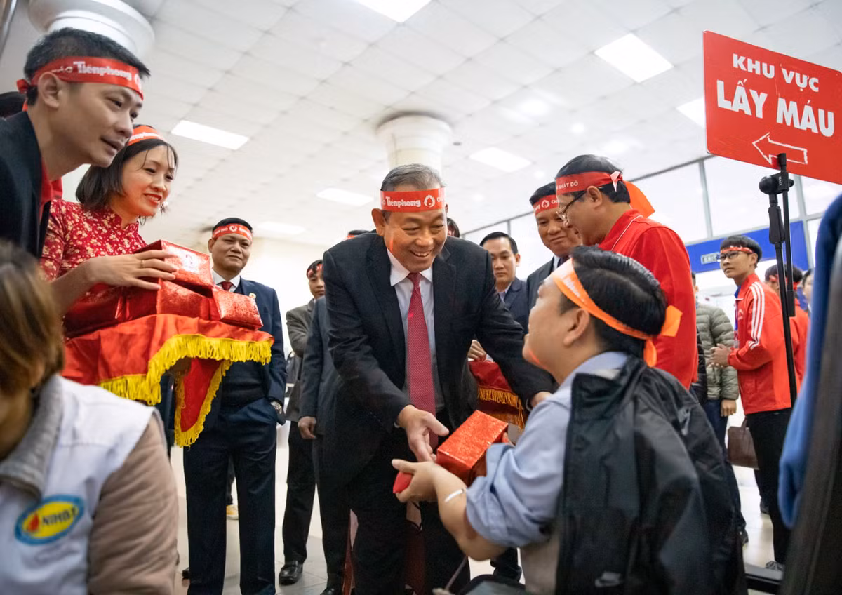 Dong hanh cung Chu nhat Do, BAC A BANK lan toa yeu thuong-Hinh-4