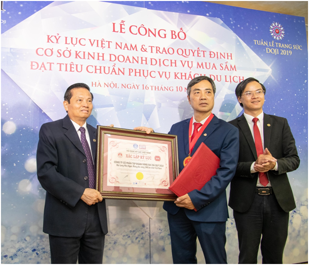 Hoa hau Luong Thuy Linh rang ro ben nhung bao vat ky luc cua DOJI-Hinh-9