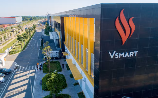 Nhà máy sản xuất TV Vsmart (Khu công nghệ cao Hòa Lạc, Hà Nội) có công suất thiết kế 2,4 triệu sản phẩm/năm. “Tivi Vsmart là một mảnh ghép then chốt trong hệ sinh thái thông minh Vsmart và hệ sinh thái tiện ích của Vingroup. Trong tương lai, bạn có thể dùng tivi Vsmart điều khiển tủ lạnh, máy giặt, điều hòa, bóng đèn,.... Hơn thế nữa, theo dõi việc học tập của con cái, mua sắm hay đặt chỗ nghỉ dưỡng hoàn toàn trong tay bạn, với 1 vài thao tác đơn giản với tivi Vsmart, ngay tại nhà”, bà Lê Thị Thu Thủy, Phó chủ tịch Tập đoàn Vingroup kiêm Tổng giám đốc VinSmart, cho biết.