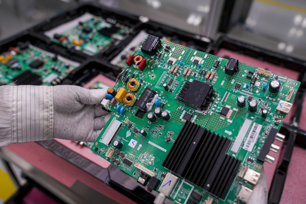 Bo mạch điều khiển (main) được thiết kế bởi Viện Nghiên cứu thiết bị gia đình Vsmart và được sản xuất ngay tại nhà máy của hãng ở Hòa Lạc (Hà Nội) bằng dây chuyền tối tân SMT. Nhà máy Vsmart có 13 dây chuyền sản xuất bo mạch (cho cả tivi và điện thoại) tự động hoàn toàn.