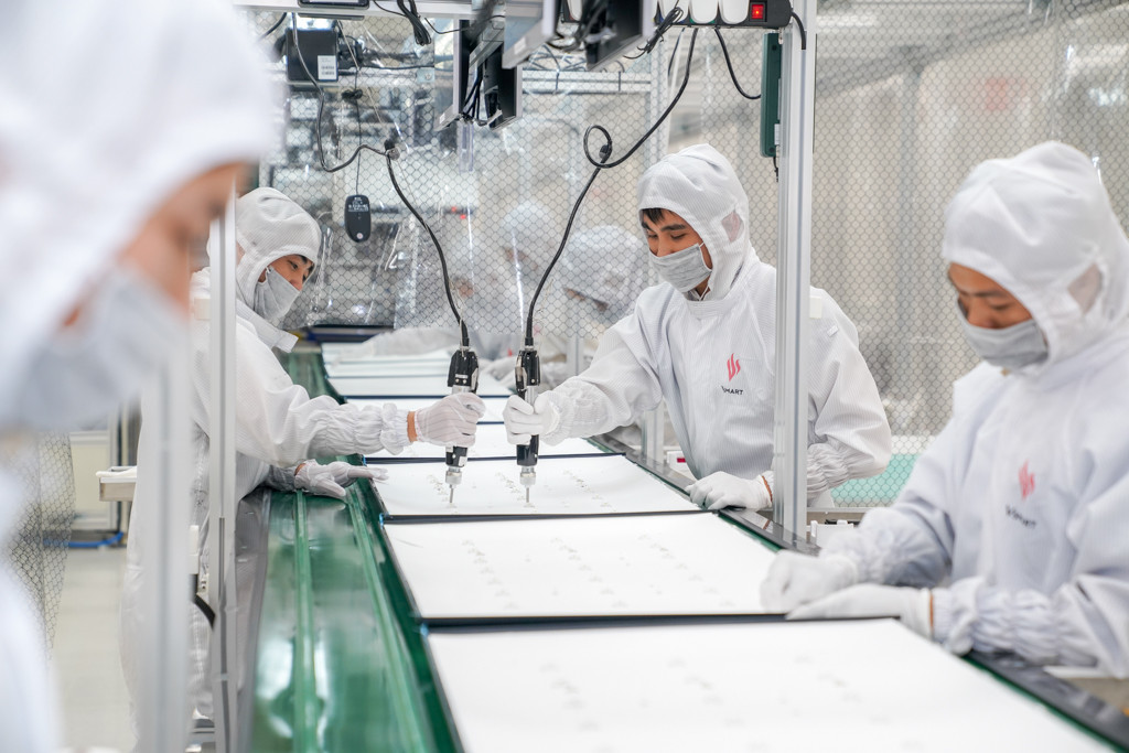 Toàn bộ nhà xưởng của Vsmart được thiết kế và thi công theo tiêu chuẩn quốc tế IPC-A-610, là tiêu chuẩn top đầu thế giới dành cho các nhà máy sản xuất sản phẩm điện tử. Tại đây, nhiệt độ và độ ẩm được kiểm soát 24/24h trong tiêu chuẩn 25±2ºC, độ ẩm 30-70%, độ sạch không khí class 100.000 để đảm bảo máy móc luôn hoạt động với độ chính xác cao nhất, các sản phẩm làm ra với độ ổn định và tỷ lệ lỗi thấp nhất. Không chỉ con người, ngay cả các linh kiện trước khi được đưa vào trong xưởng cũng phải trải qua buồng thổi bụi.
