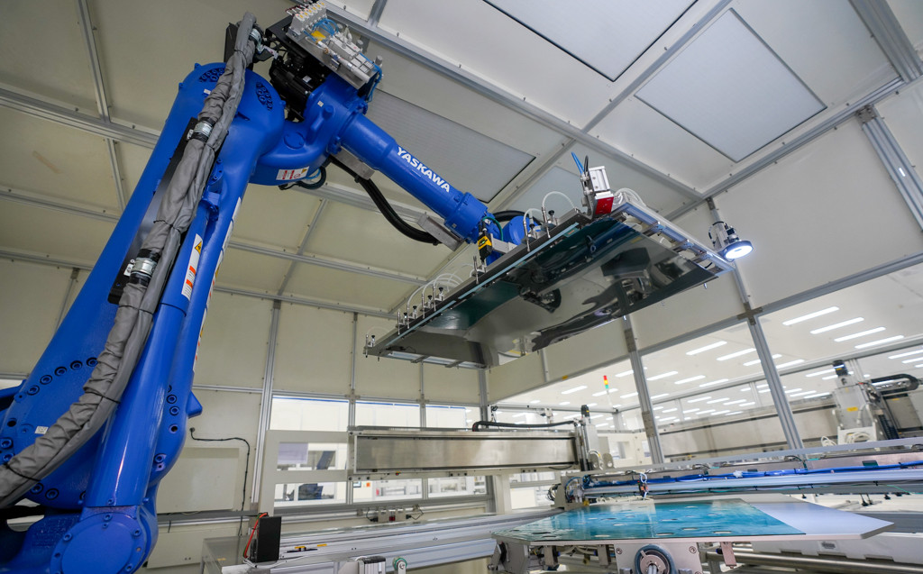 Cánh tay robot Yaskawa (của Nhật Bản) đang lắp tấm panel màn hình (tấm nền màn hình), cũng là bước cuối cùng của khâu sản xuất LCM. Đây là một khâu phức tạp, đòi hỏi độ chính xác rất cao, việc được vận hành bởi hệ thống robot tối tân sẽ đảm bảo tính chính xác tuyệt đối của thao tác.