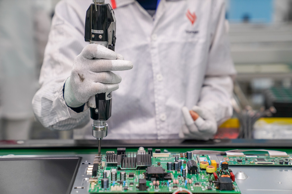 Bo mạch được coi là linh hồn của chiếc tivi vì có vai trò điều khiển toàn bộ chức năng của tivi gồm: âm thanh, hình ảnh và xử lý các dữ liệu đầu vào như USD, HDMI, AV... Hệ điều hành nạp vào bo mạch Vsmart là Google Android TV 9.