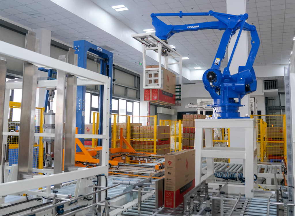 Khâu đóng gói sản phẩm cũng được tự động hóa hoàn toàn và ngăn cách biệt lập với khu sản xuất để tránh bụi. Sản phẩm sau đó được vận chuyển vào kho để đưa đến các cửa hàng phân phối. Tất cả tivi Vsmart đều được dán nhãn năng lượng 5 sao (tiêu chuẩn cao nhất về tiết kiệm năng lượng).