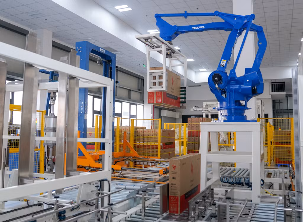 Khâu đóng gói sản phẩm cũng được tự động hóa hoàn toàn và ngăn cách biệt lập với khu sản xuất để tránh bụi. Sản phẩm sau đó được vận chuyển vào kho để đưa đến các cửa hàng phân phối. Tất cả tivi Vsmart đều được dán nhãn năng lượng 5 sao (tiêu chuẩn cao nhất về tiết kiệm năng lượng).