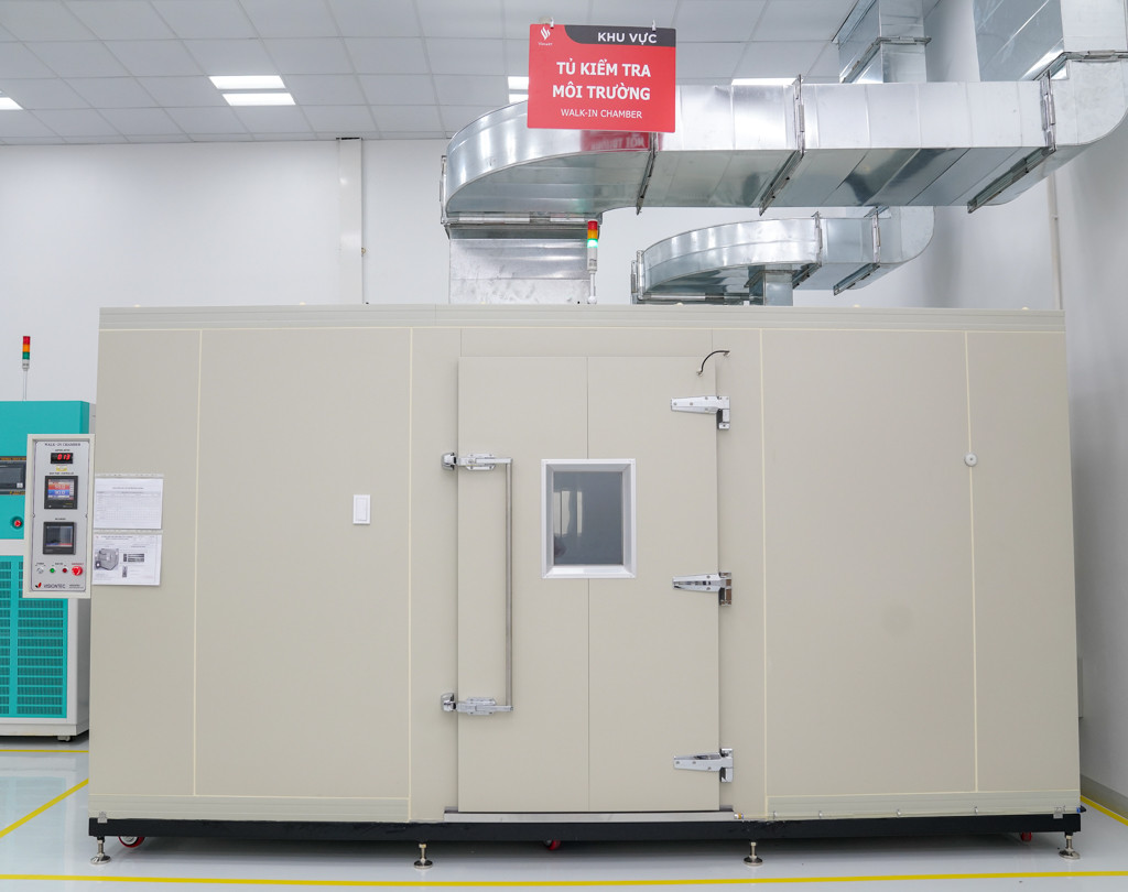 Cũng giống điện thoại, Vsmart có các phòng kiểm tra độ tin cậy với tivi để kiểm soát chất lượng sản phẩm đầu ra một cách chặt chẽ. Đây cũng là một khâu quan trọng trong hoạt động nghiên cứu phát triển (R&amp;D) của nhà máy. Tivi phải trải qua các bài kiểm thử như: hoạt động liên tục nhiều ngày trong phòng 40 độ C; hoạt động trong điều kiện nhiệt độ và độ ẩm thay đổi (nhiệt độ thay đổi từ -20 độ C đến 55 độ C; độ ẩm thay đổi từ 0% đến 95%); kiểm tra thả rơi...