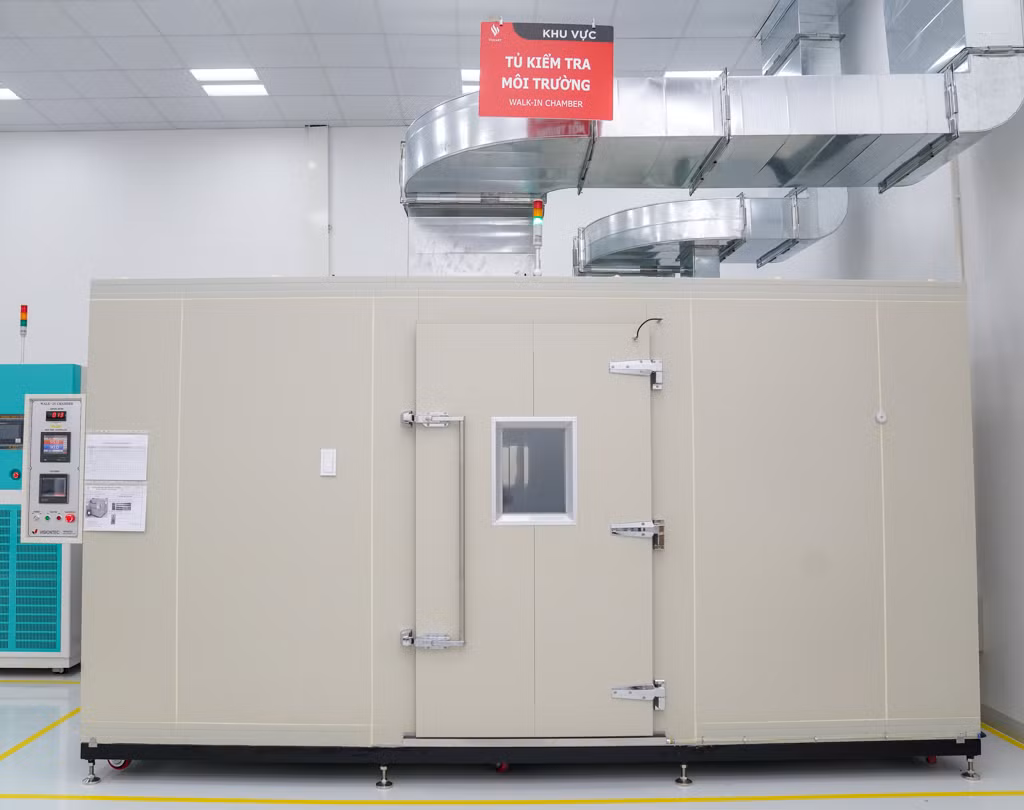 Cũng giống điện thoại, Vsmart có các phòng kiểm tra độ tin cậy với tivi để kiểm soát chất lượng sản phẩm đầu ra một cách chặt chẽ. Đây cũng là một khâu quan trọng trong hoạt động nghiên cứu phát triển (R&amp;D) của nhà máy. Tivi phải trải qua các bài kiểm thử như: hoạt động liên tục nhiều ngày trong phòng 40 độ C; hoạt động trong điều kiện nhiệt độ và độ ẩm thay đổi (nhiệt độ thay đổi từ -20 độ C đến 55 độ C; độ ẩm thay đổi từ 0% đến 95%); kiểm tra thả rơi...