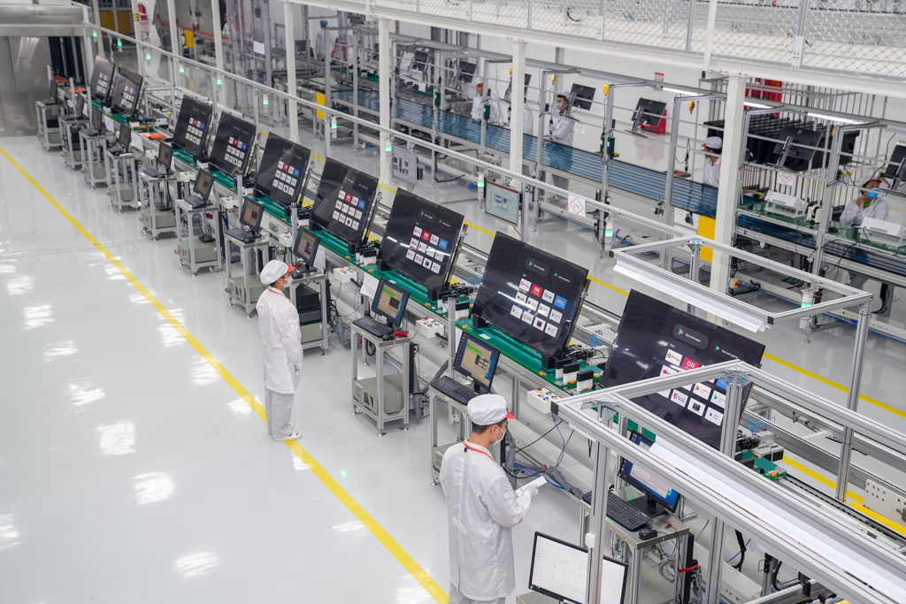 Sau khi lắp ráp xong, tivi thành phẩm phải đi qua line test với 13 trạm, kiểm tra toàn bộ các tính năng tiếng, hình, các cổng giao tiếp, thu nhận tín hiệu, chức năng điều khiển... Sau kiểm tra, thiết bị được đưa về hệ điều hành người dùng. Ngay tại cuối line test luôn có 1 kỹ thuật viên đóng vai trò như một người dùng để kiểm tra toàn bộ tính năng của sản phẩm trước khi đóng gói.