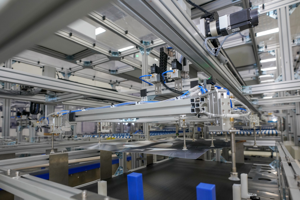 Đây là hệ thống lắp ráp tấm film tự động trong quá trình sản xuất cụm màn hình LCM. Hệ thống này có chi phí đầu tư đắt đỏ nhất trong toàn bộ dây chuyền sản xuất. Một trong các lý do là phải đáp ứng tiêu chuẩn sạch nghiêm ngặt, gấp 10 lần tiêu chuẩn chung của nhà xưởng - class 10.000 theo tiêu chuẩn ISO 14644 (trong 1 m3 khí có không quá 352 hạt bụi kích thước 0.5 micromet). Đây là 1 trong những công nghệ tiên tiến thể hiện mức độ tự động hóa cao của Vsmart so với nhiều nhà sản xuất khác vốn vẫn phải lắp film một cách thủ công.