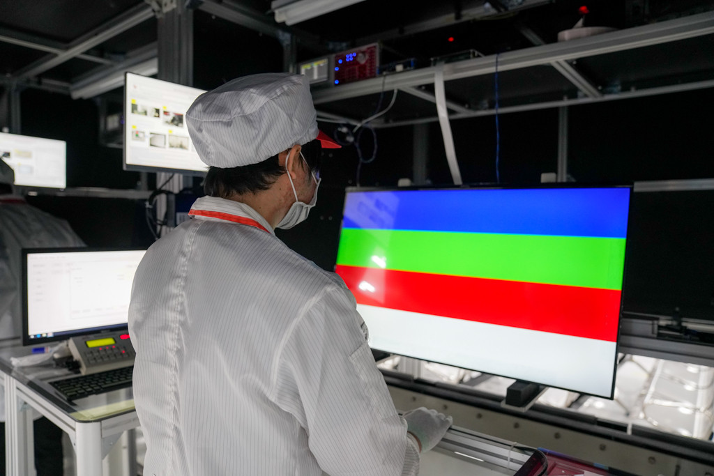 Các kỹ thuật viên Vsmart đang kiểm tra chất lượng cụm màn hình LCM trong buồng tối để đảm bảo lần cuối màn hình không có bất kỳ dị vật, điểm chết, điểm chói bất thường, không có điểm vỡ, điểm loang... Sau kiểm tra, các cụm màn hình được đưa vào phân khu lắp ráp bo mạch điều khiển (main).