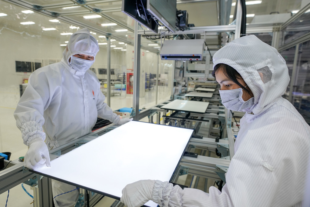 Dây chuyền sản xuất tivi chia thành 3 phân khu chính: khu sản xuất cụm màn hình LCM, khu lắp ráp thành phần, test chức năng của tivi và cuối cùng là khu đóng gói. Ông Xuân cho biết, tại Việt Nam, Vsmart là 1 trong 2 nhà sản xuất tivi hiếm hoi có thể tự sản xuất cụm màn hình. Cùng với bảng bo mạch điều khiển (main), việc tự sản xuất cụm màn hình LCM khẳng định khả năng làm chủ công nghệ cao trong sản xuất tivi của Vsmart.