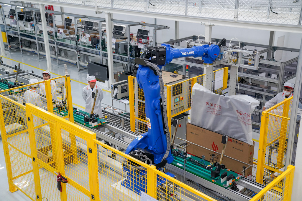 Sau khi vượt qua 16 bài kiểm tra (trong đó 12 bài là tự động), tivi đạt tiêu chuẩn sẽ được cánh tay robot Yaskawa cho vào hộp. Công đoạn cuối này được robot đảm nhiệm nhằm giảm sức lao động cho con người, đồng thời ngăn ngừa rủi ro va đập có thể xảy đến với thiết bị.