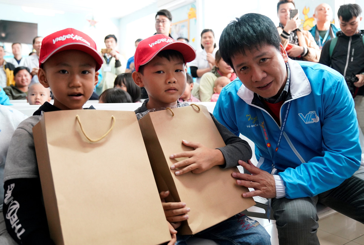 Vietjet dong hanh mang am nhac den benh vien