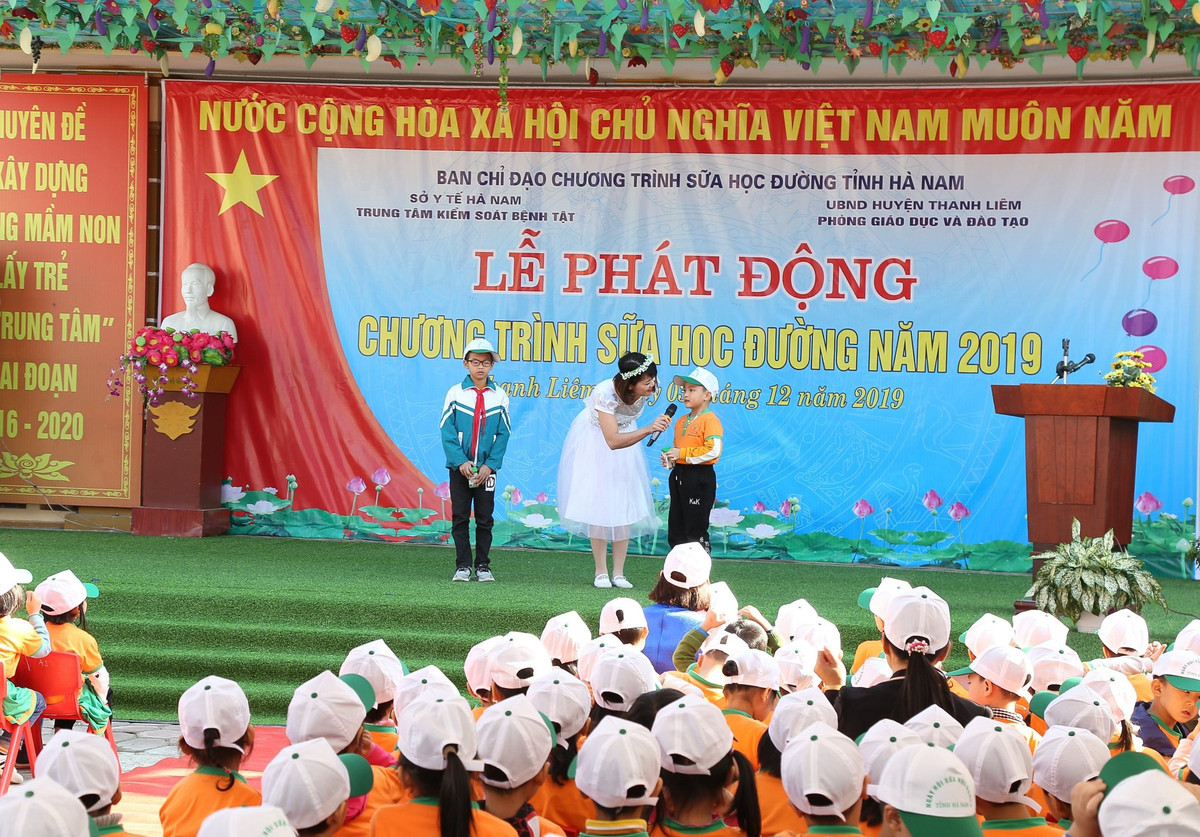 Tre em Ha Nam hao hung tham gia le phat dong chuong trinh sua hoc duong-Hinh-5