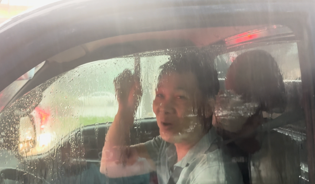 "Mưa kèm theo đá rơi lộp cộp trên nốc xe, đây là lần đầu tiên tôi mới chứng kiến mưa đá ở Sài Gòn", một bác tài xe tải chia sẻ.