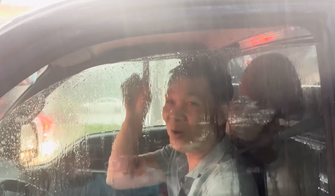 "Mưa kèm theo đá rơi lộp cộp trên nốc xe, đây là lần đầu tiên tôi mới chứng kiến mưa đá ở Sài Gòn", một bác tài xe tải chia sẻ.