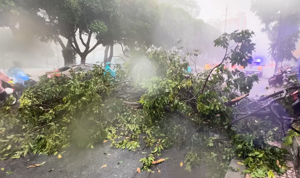 Tuy nhiên giao thông qua tuyến đường ít nhiều bị ảnh hưởng. Lực lượng Công an phường và bảo vệ khu phố đã đến hiện trường để điều tiết, xử lý.