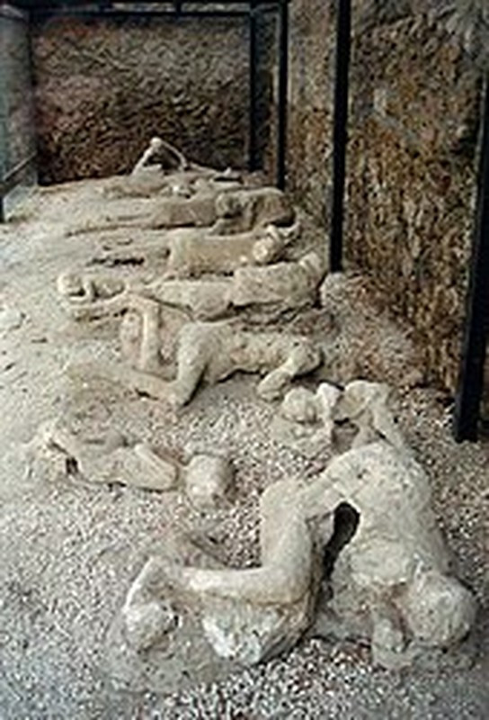 Theo đó, nhiều thi hài người dân Pompeii được các chuyên gia khai quật còn gần như nguyên vẹn. Những xác chết "hóa đá" này giúp họ giải mã bí mật về thảm kịch xảy ra gần 2.000 năm trước cũng như số phận của cư dân Pompeii.