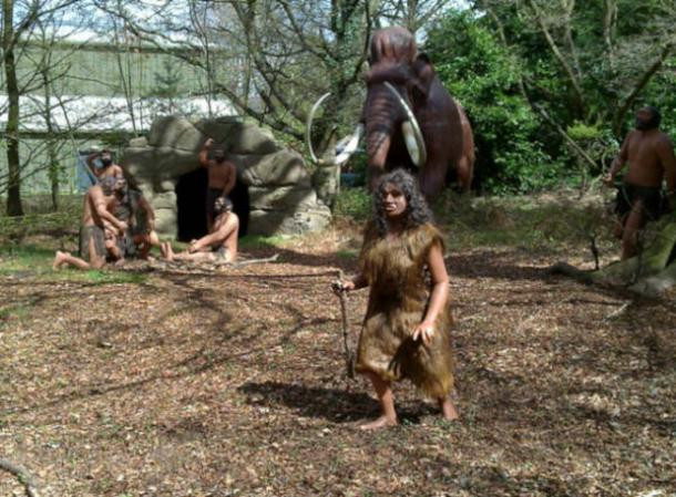 Theo kết quả kiểm tra niên đại, mũi giáo bằng xương có niên đại khoảng 70.000 - 80.000 năm tuổi. Phát hiện này cho thấy người Neanderthal đã phát triển độc lập các công cụ và kỹ thuật tinh vi mà trước đây được cho là chỉ có ở người hiện đại. Ảnh: Dan Thornton/Flickr/CC BY-SA 2.0.