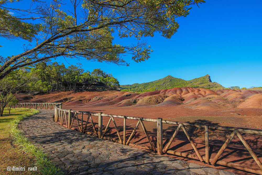 Đến nay, giới khoa học vẫn chưa hoàn toàn chắc chắn về quá trình diễn ra ở Công viên địa chất Seven Colored Earth và tại sao đất cát ở vùng đất này lại có màu sắc rực rỡ như vậy. Ảnh: tripadvisor.