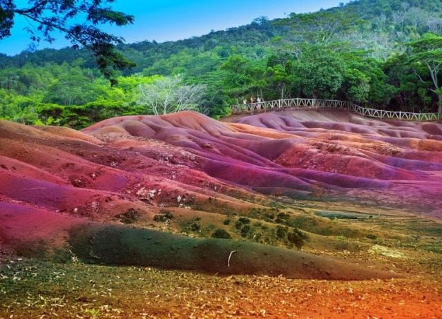 Một trong nhiều điều hấp dẫn nhất ở Công viên địa chất Seven Colored Earth là khi bạn trộn lẫn những màu cát khác nhau thì chúng vẫn sẽ tách ra và hợp lại theo từng nhóm màu riêng. Ảnh: geologyscience.