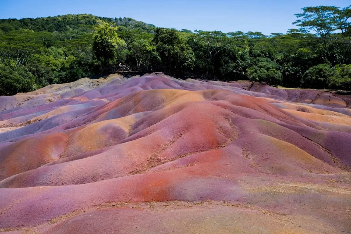Công viên địa chất Seven Colored Earth nằm ở làng Chamarel, phía Nam Mauritius là vùng đất có kỳ quan địa chất độc đáo. Nơi đây có niên đại khoảng 7 triệu năm tuổi. Ảnh: Studio Peace / Shutterstock.