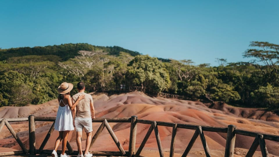 Mauritius thường xuyên có mưa lớn nhưng những đụn cát Công viên địa chất Seven Colored Earth dường như không bị xói mòn. Ảnh: getyourguide.